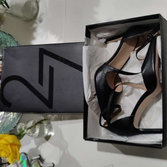 Elegant Black Leather Women's Shoes - Picture 3 of 4